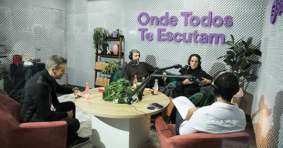 Paula Nader, Vice Presidente e CMO do Grupo SBF, e Rafael Grostein, General Manager da NWB, gravaram ao vivo durante o ProXXIma, acompanhados de José Melchert, do Spotify