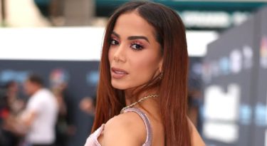 Com Anitta, Cimed estreia categoria de perfume íntimo