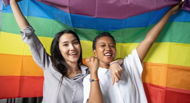 Profissionais LGBTQ+ opinam sobre marketing do Orgulho