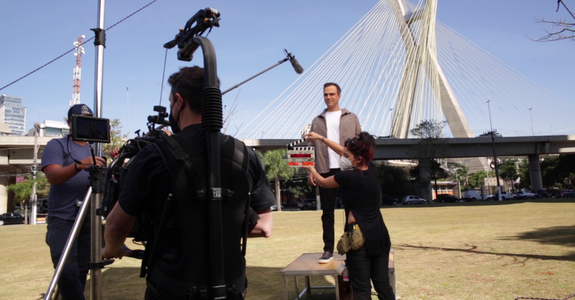 Jornalista Tadeu Schmidt no estúdio de gravações para as peças publicitárias da nova campanha da Ademicon