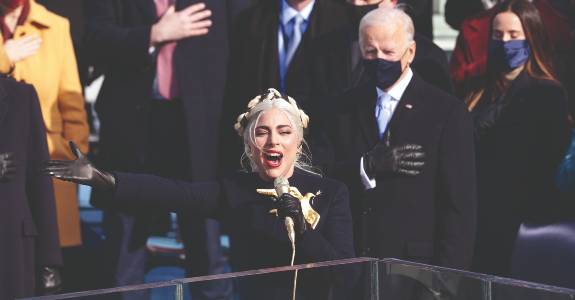 Lady Gaga canta na posse de Joe Biden, nos EUA