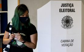 Jovem vota em eleições no Brasil