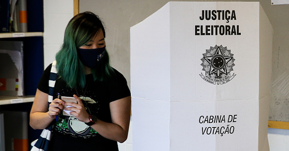 Jovem vota em eleições no Brasil