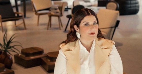 Ju Ferraz é sócia e Diretora de Relações Públicas e Negócias da Holding Clube