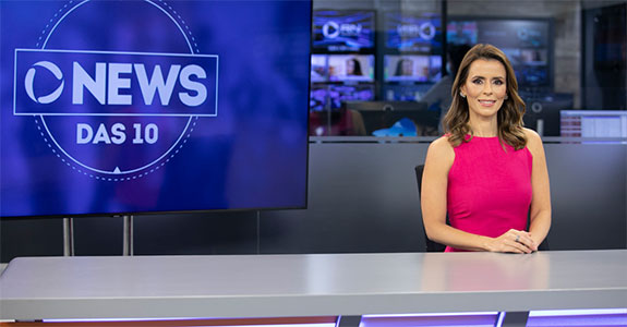 Renata Caetano, na bancada do News das 10, da Record News