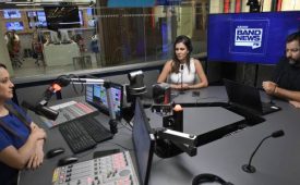 Os âncoras da BandNews FM, Carla Bigatto, Sheila Magalhães e Luiz Megale, no estúdio da emissora em São
