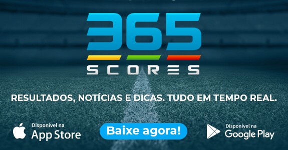 Futebol online. telefone móvel horizontal com bola de futebol de futebol e  campo na tela.