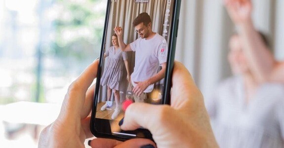 Melhores Gifs no Instagram: 16 Ideias para usar nas Stories