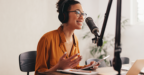 Mulher gravando podcast