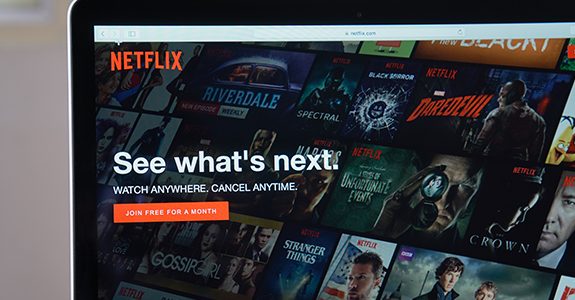 Computador acessando a plataforma Netflix