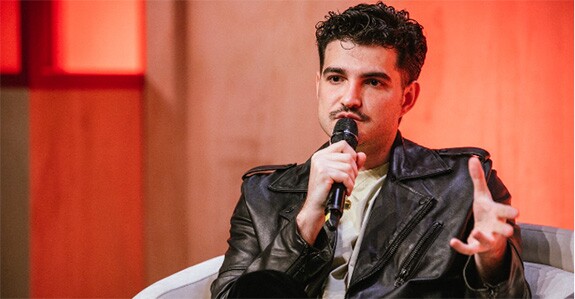 Cantor e compositor Jão