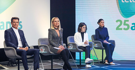 Os padrinhos Celso Portiolli, Eliana e Maisa Silva, junto com Lari Mariano, ex-paciente da AACD e consultora do Teleton, explicam a campanha de 25 