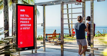 Mídia DOOH e Brand experience na orla mais famosa do Brasil