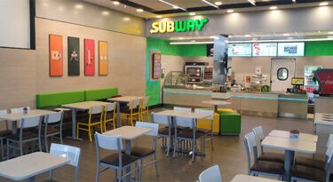 Por que a Subway decidiu combinar lojas próprias e franquias?