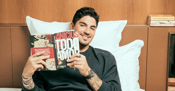 Gabriel Medina é a personalidade da capa que marca o retorno da Carbono Uomo