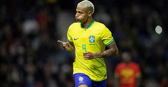 Brahma aposta nas coincidências do penta para anunciar Richarlison como novo embaixador (Crédito: Divulgação)