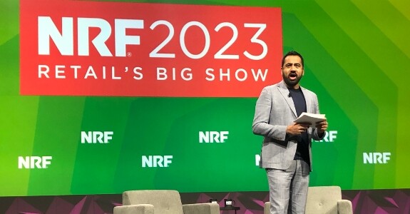 Kal Penn afirmou que tratará mais sobre sustentabilidade em seus projetos de conteúdo (Crédito: Thaís Monteiro)