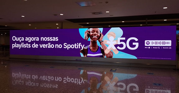 Vivo estará em mídias out of home e convida usuários a escutarem playlists voltadas ao Verão (Crédito: Divulgação)
