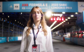 Frame_Claudia Denni no vídeo institucional da Fórmula E_Rep