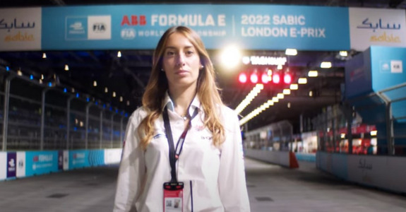 Frame_Claudia Denni no vídeo institucional da Fórmula E_Rep
