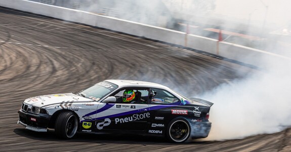 Piloto patrocinado pela PneuStore durante campeonato de drift car em 2022