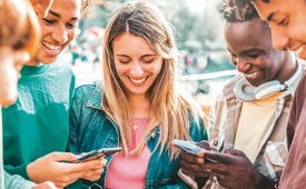 A parcela de famílias com celulares cresceu de 94,4% para 96,3%, de 2019 para 2021, segundo o IBGE