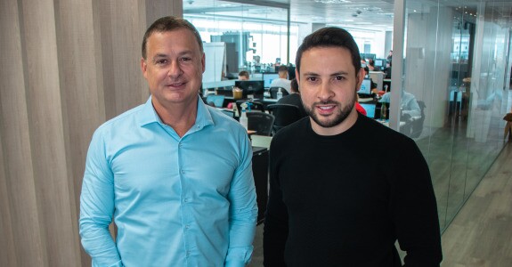 À esquerda, Guilherme Saccomani, sócio da GhFly, com Gustavo Hana, CEO (Crédito Divulgação)