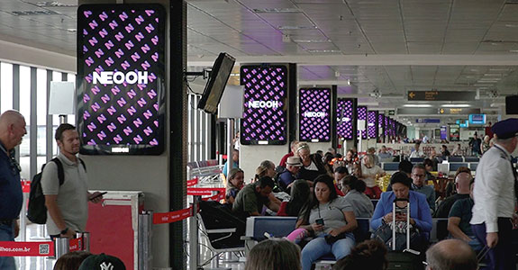 Aeroportos são o principal segmento da NEOOH, impactando mais de 100 milhões de pessoas, anualmente