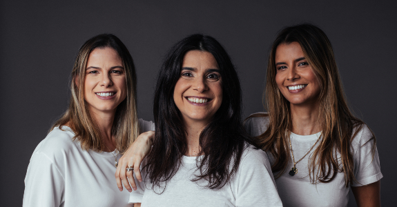 Bianca Cassarino, CFO da Bloom Care, Antonia Teixeira, cofundadora da Bloom Care e Roberta Sotomaior, CEO e cofundadora da Bloom Care. (Crédito: Duda Portella)