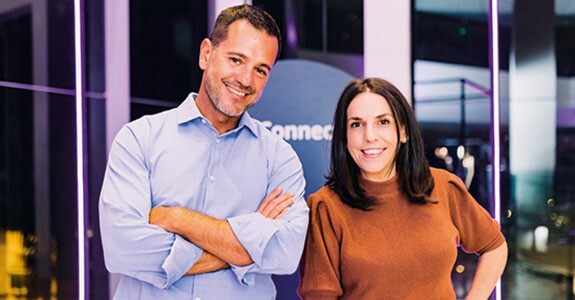 Phil Chaves, general manager da Twitch Brasil, e Célia Goldstein, general manager da Amazon Ads Brasil