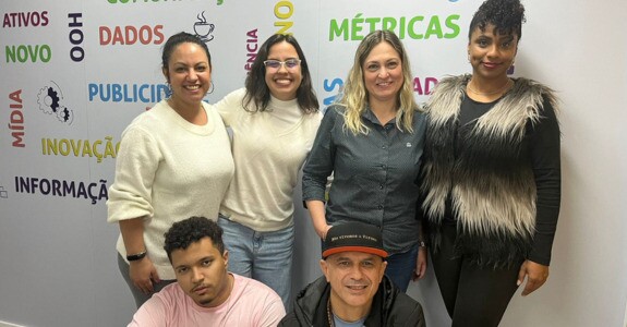 Dual Midia_Da esquerda para a direita, Milena Ribeiro, Karine Pires, Patrícia Filippi e Regiane Santiago, em pe. Agachados, Allan Oliveira e Marcos Moura_Div
