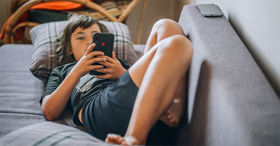 pais monitoram filhos internet
