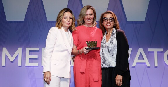 Carolina Buzetto, CEO e cofundadora do WPP Media Services (WMS), recebendo o prêmio de Regina Augusto (direita) e Maria Laura Nicotero (esquerda) (Crédito: Eduardo Lopes/Imagem 