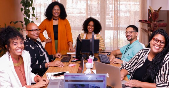 Thais Bernardes, em pé de laranja, com a equipe noticia preta_foto de andre gomes melo