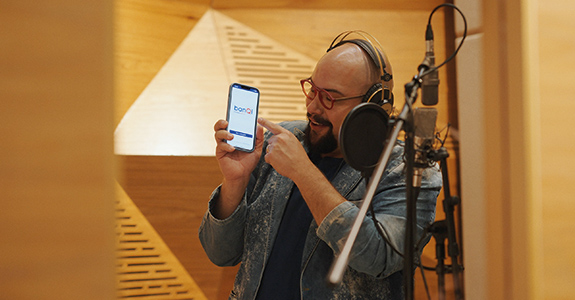 Em parceria com a Mynd, o ator e cantor Tiago Abravanel apresentou a conta digital banQi aos seus seguidore