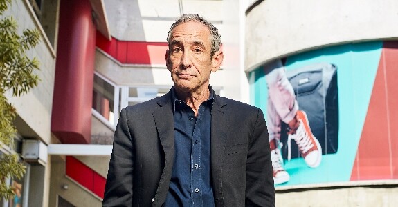 Rushkoff: "quanto mais compramos, mais a economia encolhe e mais assustador fica para o capitalismo como praticamos" (Crédito: Arthur Nobre)