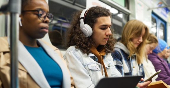 O áudio está em todo lugar, no transporte público, em casa, na academia, no trabalho.