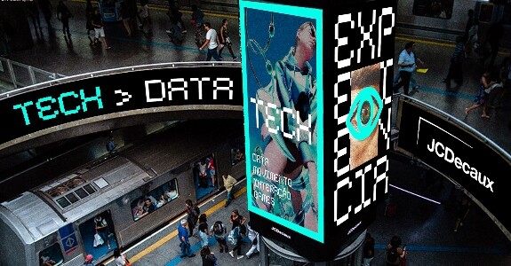 Linguagem da nova identidade da JCDexaux envolve elementos da tecnologia (Crédito: Divulgação)