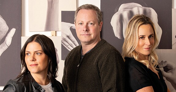 Fernanda Tchernobilsky, coCEO, Alan Strozenberg, sócio, e Daniela Graicar, fundadora e coCEO da PROS 