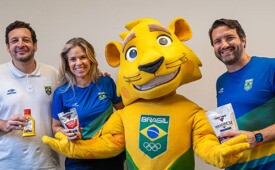 Gustavo Herbetta, diretor de marketing do COB, Cecilia Preto Alexandre, diretora de marketing da Kraft Heinz Brasil, e Fernando Rosa CEO da Kraft Heinz Brasil se reunem com o mascote do Time Brasil (Crédito: Divulgação)