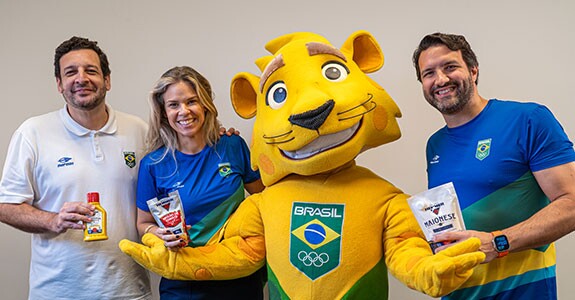 Gustavo Herbetta, diretor de marketing do COB, Cecilia Preto Alexandre, diretora de marketing da Kraft Heinz Brasil, e Fernando Rosa CEO da Kraft Heinz Brasil se reunem com o mascote do Time Brasil (Crédito: Divulgação)