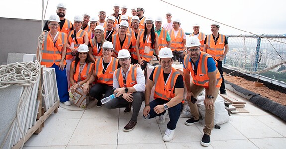 : Influenciadores do mercado imobiliário, Airton Lavirri, Aldemir Salvino, Aline Menegatti, Ariane Palaoro, Cris Serra, Fernanda Griecco, Graziele Fialho, Guilherme Blumer, Guilherme Nogueira, Guilherme Wohlke, Gustavo Rangel, Henrique Ruas, João Gondin, Lucas Felt, Manu Vilar, Marcelo Benassi, Marco Melo, Neto Imóveis, Rafael Scodelario, Raj Ramalho, Sergio Langer, Thiago Granato, Vinicius Ivani, Vinicius Cecconello e Vitor Titto em visita a obra do empreendimento da MPD, Level, o mais alto de Alphaville.