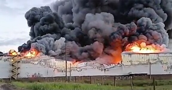 Incêndio de grandes proporções atinge fábrica da Cacau Show em Linhares (Crédito: Reprodução)