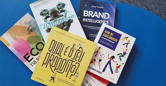 Livros da TroianoBranding e outros, que espelham os quatro compromissos que norteiam a atuação da empresa