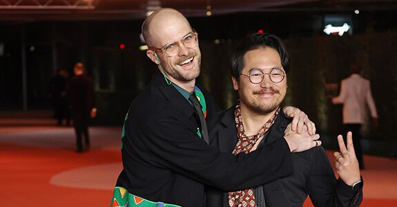 Daniel Scheinert e Daniel Kwan, diretores do filme Tudo em Todo Lugar ao Mesmo Tempo são keynotes no SXSW 2024 (Crédito: Frazer Harrison/Getty Images)