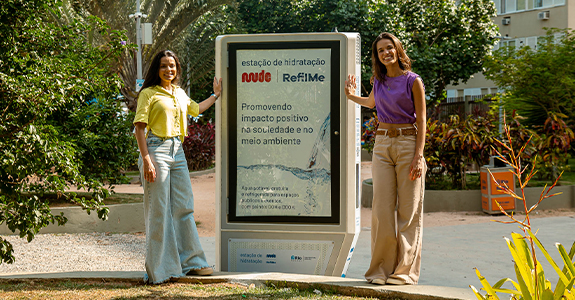 As irmãs Flávia e Isabela Vitoi com a primeira Estação de hidratação instalada no Rio de Janeiro, em parceria com a Mude