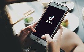 Lista do TikTok mostra os vídeos mais populares da rede e tendências entre os usuários (Crédito: tiktok thaspol / Adobestock)