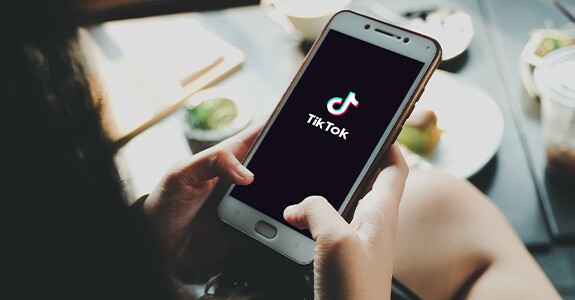 Lista do TikTok mostra os vídeos mais populares da rede e tendências entre os usuários (Crédito: tiktok thaspol / Adobestock)