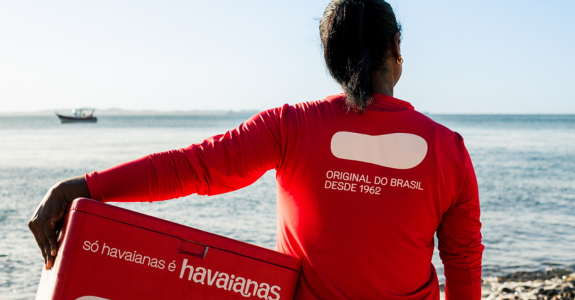 Ambulante em Salvador com o Kit Havaianas_Divulgação