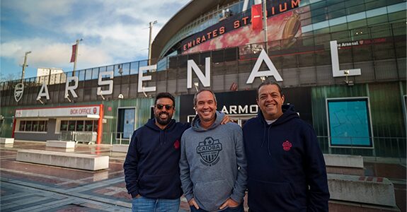 Os sócios Tico Sahyoun, Caio Ribeiro e Antônio Khouri durante experiência Caioba no Arsenal, na Inglaterra